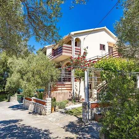 Apartment In Near Sandy